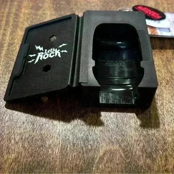 Stranger Things Pocket Bac Cassette Tape Holder- Plays music! SOLD OUT online. - Picture 3 of 4